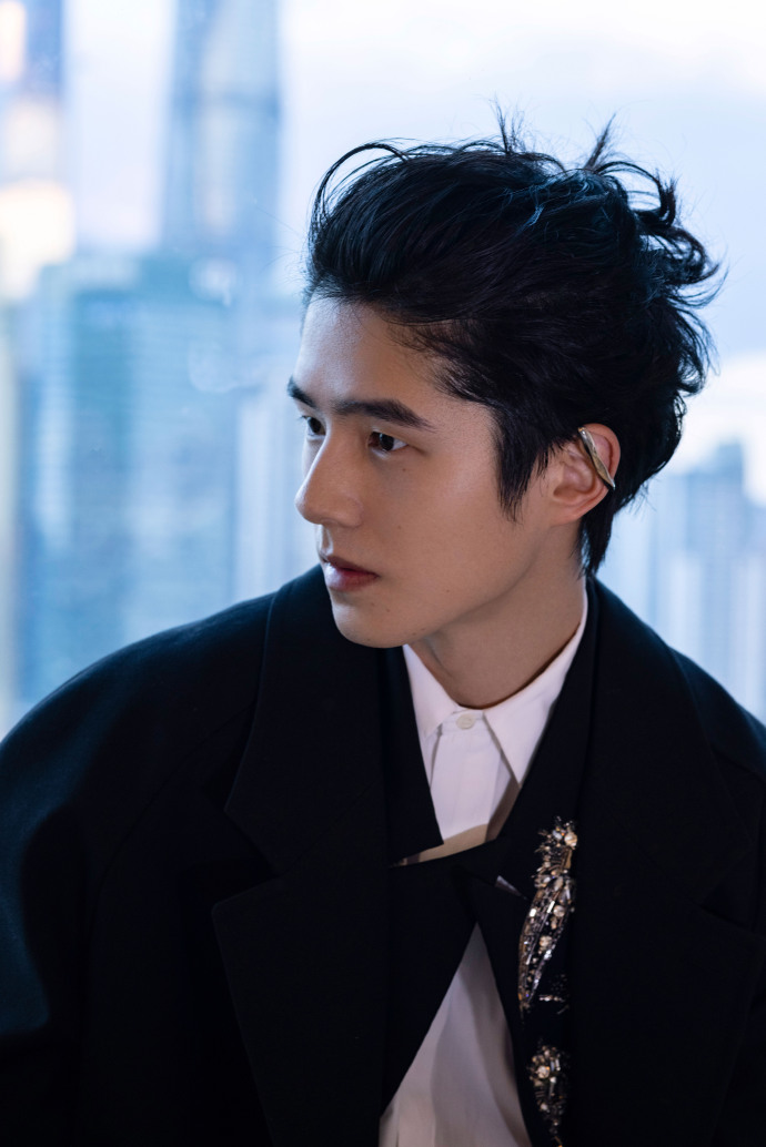 中长发,戴上耳骨夹,25岁生日后的首营业,雅痞风格蛮突破～#刘昊然背头