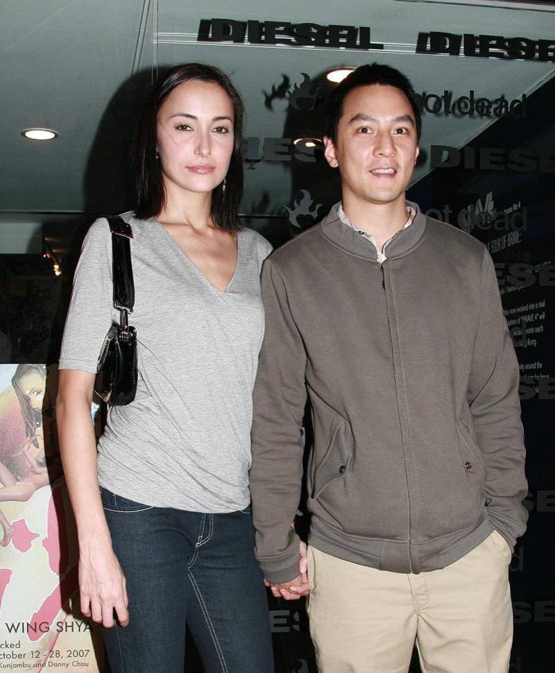 吴彦祖妻子lisa侧脸看上去有点像张柏芝.