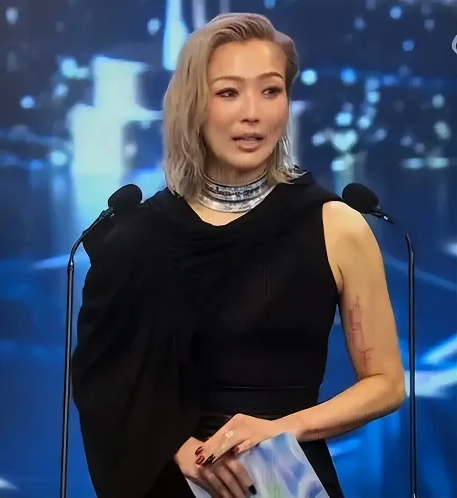 谢安琪本来是想弄个复古发型的,结果也翻车了,头发打结成柳条状不说