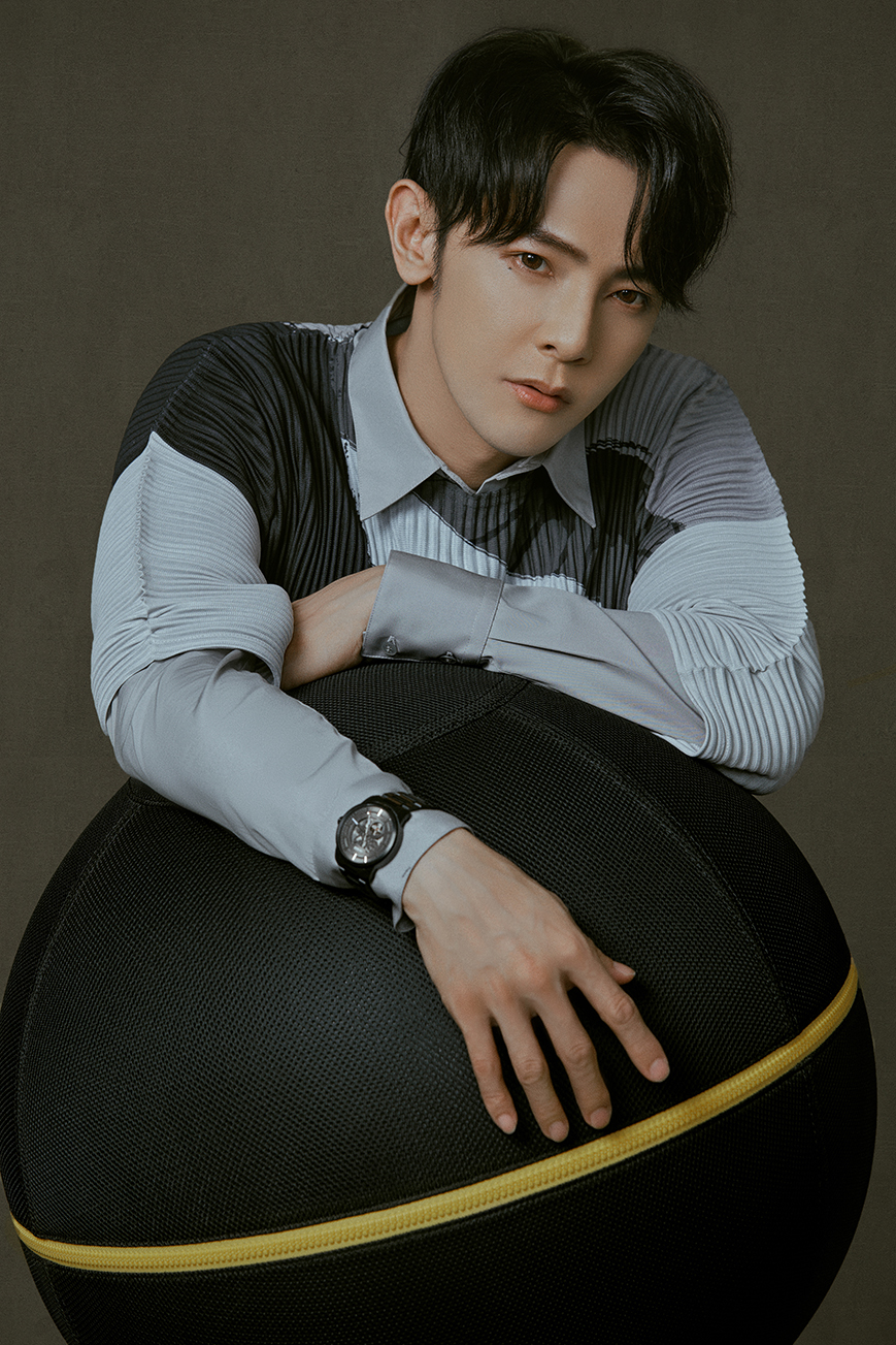 汪东城时尚写真曝光 眼角泪痣瞩目吸睛