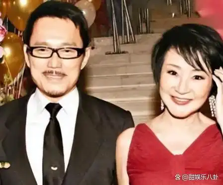 谢霆锋回香港出席首映礼,狄波拉戴红发箍现身,72岁打扮仍像少女