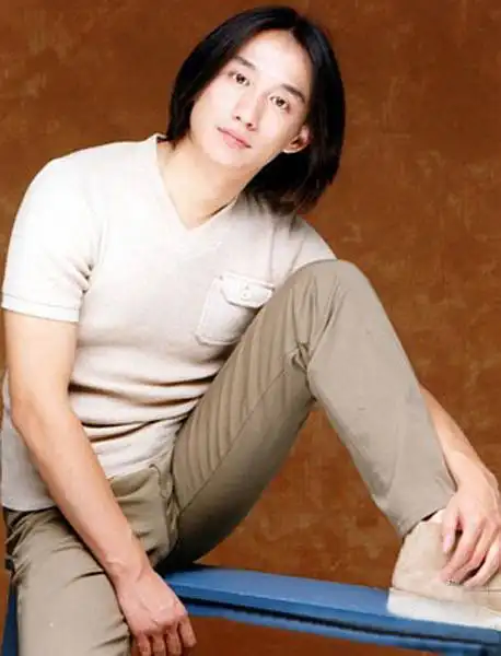 刚出道的时候,长发的黄磊也很帅气