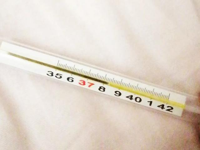 吃完晚饭后,我感觉有点不舒服,头昏昏沉沉的,女儿向菲问我发不发烧,我