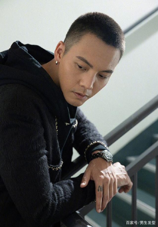 陈伟霆"寸头"发型man性十足,羊毛外套搭配高帮靴,硬汉有型