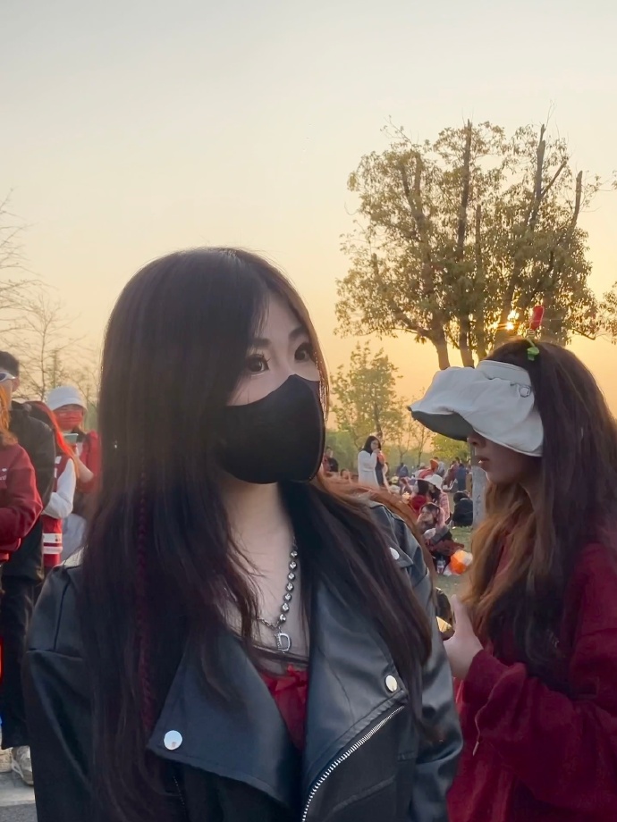 华晨宇超话#华晨宇2023火星炸街时装周#来凑个热闹成都见各位美女们!