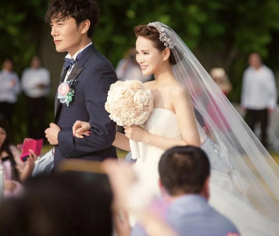 回顾伊能静与庾澄庆离婚后转身嫁小10岁秦昊48岁高龄产子幸福