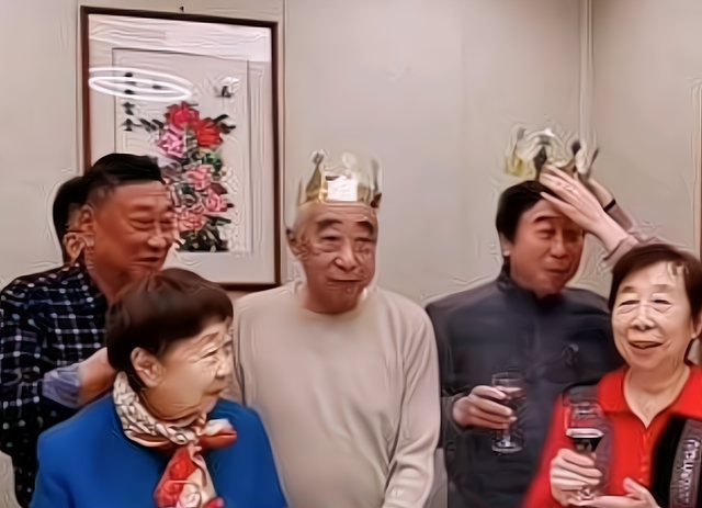 冯巩家人再聚会,幸福节俭温情满满,网友惊呼他们长得太像了