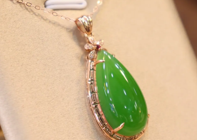 翡翠吊坠镶嵌款式哪些好看?翡翠吊坠的镶嵌定制,有哪些好看的款式呢?