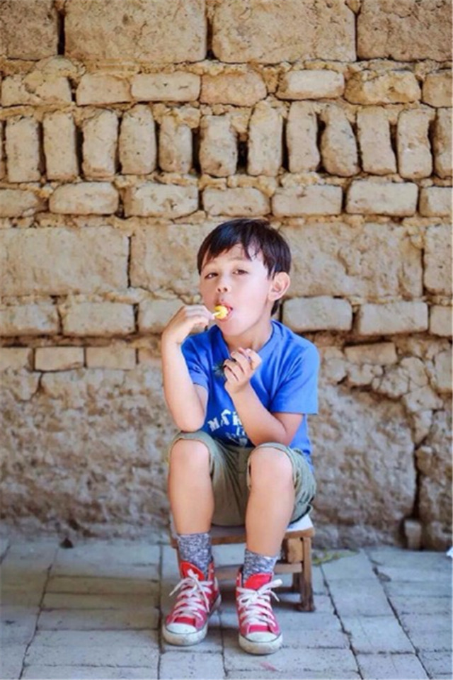 爸爸去哪儿3盖世美男刘诺一可爱手机桌面壁纸下载