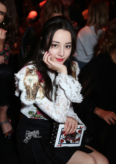 迪丽热巴惊艳look 镂空衬衫黑色裙摆