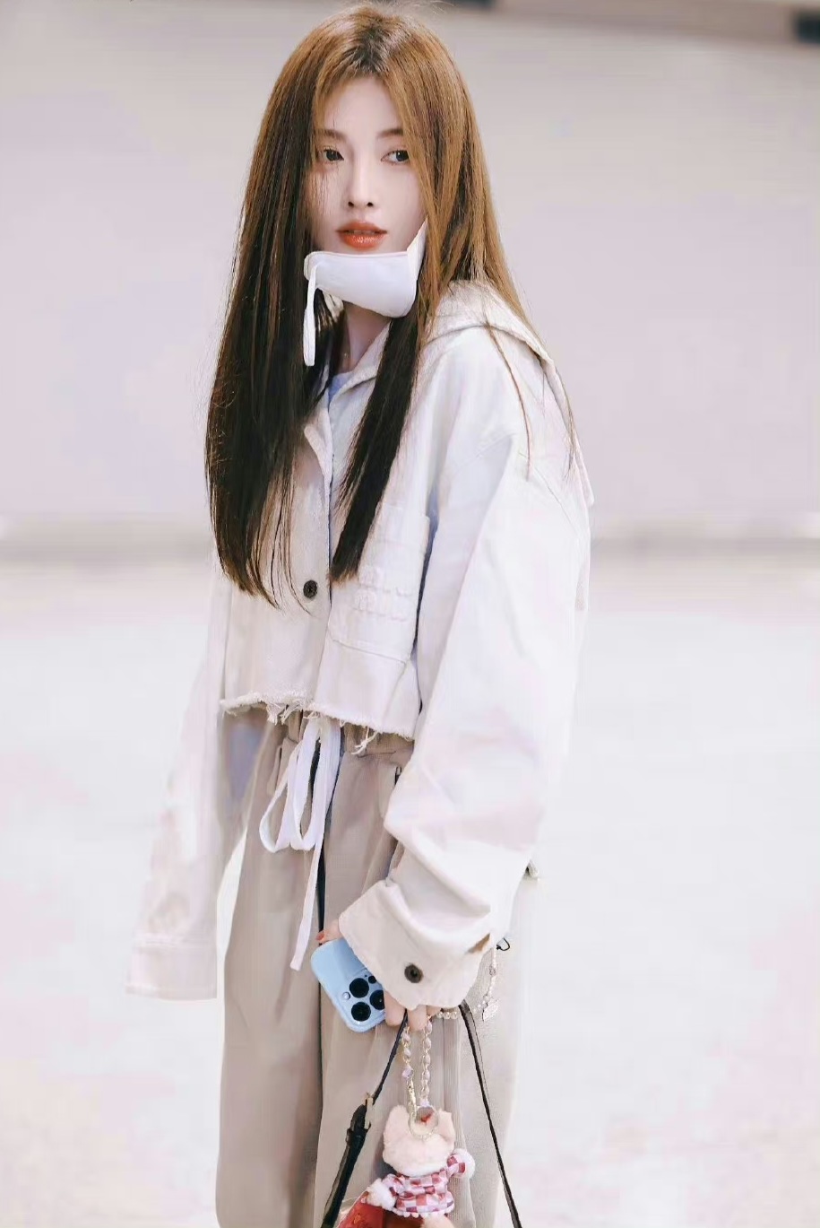 鞠婧祎的日常穿搭堪称身材娇小女生的搭配典范,总能用很日常的单品,把