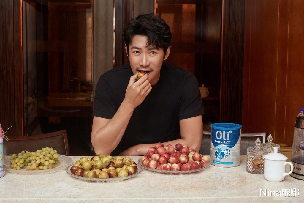 44岁陆毅胖到失控!穿白t恤配长裤变200斤大块头,看着像"蜡像"