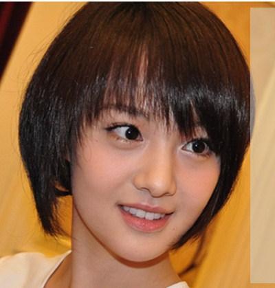 郑爽竹竿腿惊悚 但郑爽短发太惊艳了