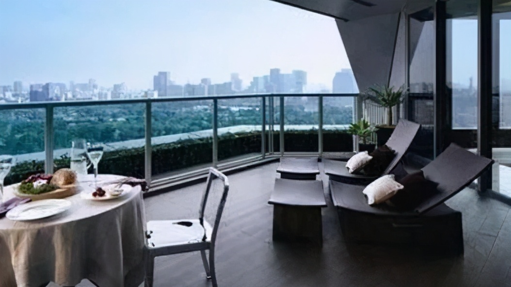 晒晒靳东在上海的豪宅,阳台能摆下一张餐桌,面积有点大