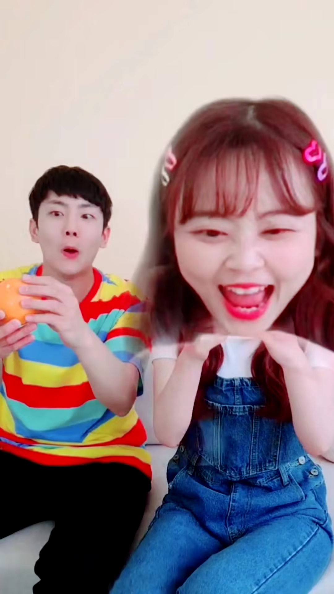 小伶玩具# 坤坤拿了什么东西让小伶那么开心呢?