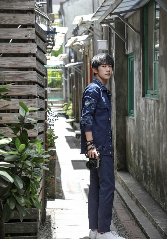 甩掉渔夫帽,脱掉卫衣,破洞裤,这样的易烊千玺还时尚吗?
