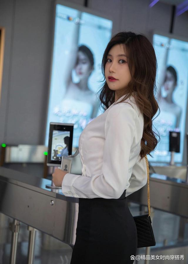 今天,小编就为大家介绍一款非常实用的穿搭——白衬衫搭配黑色短裙.