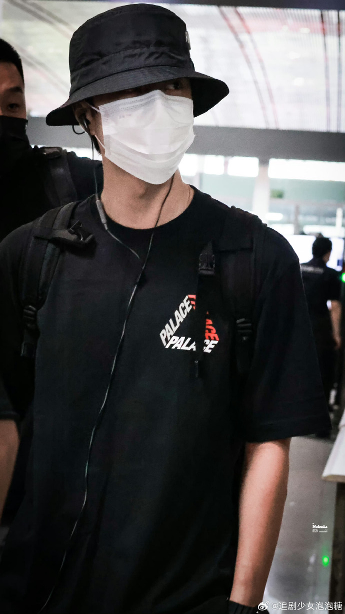 王一博t恤上好大一只狗##王一博机场印花黑t恤造型