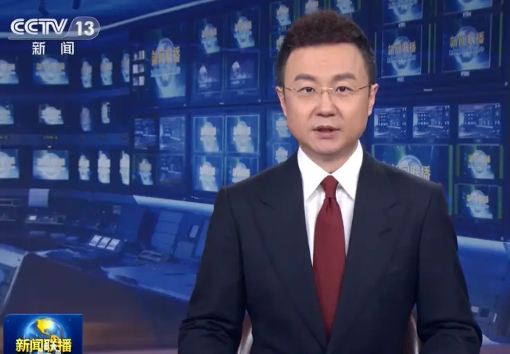 也是急需2位新人替补,未来加盟《新闻联播》的新主播是否还会戴眼镜呢