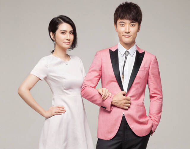 洪欣与小丈夫张丹峰外出逛街