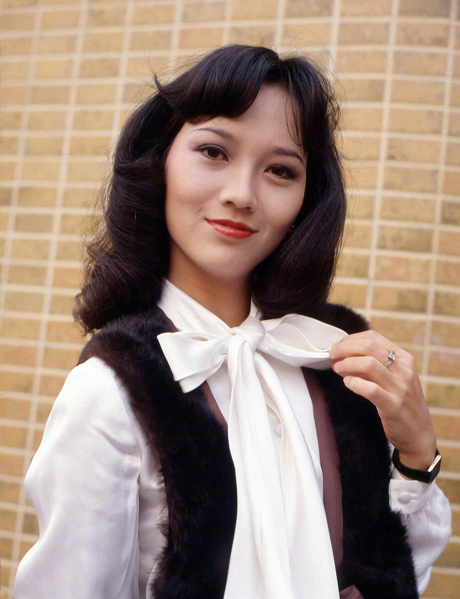 原创赵雅芝晒年轻时期的照片年代感十足网友想起了小时候的贴画