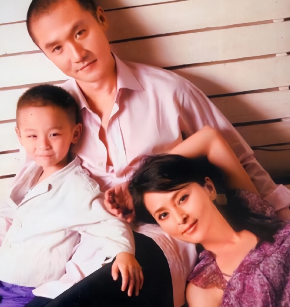 回顾演员许云帆娶黄志忠前妻何音与继子处成朋友至今无儿女