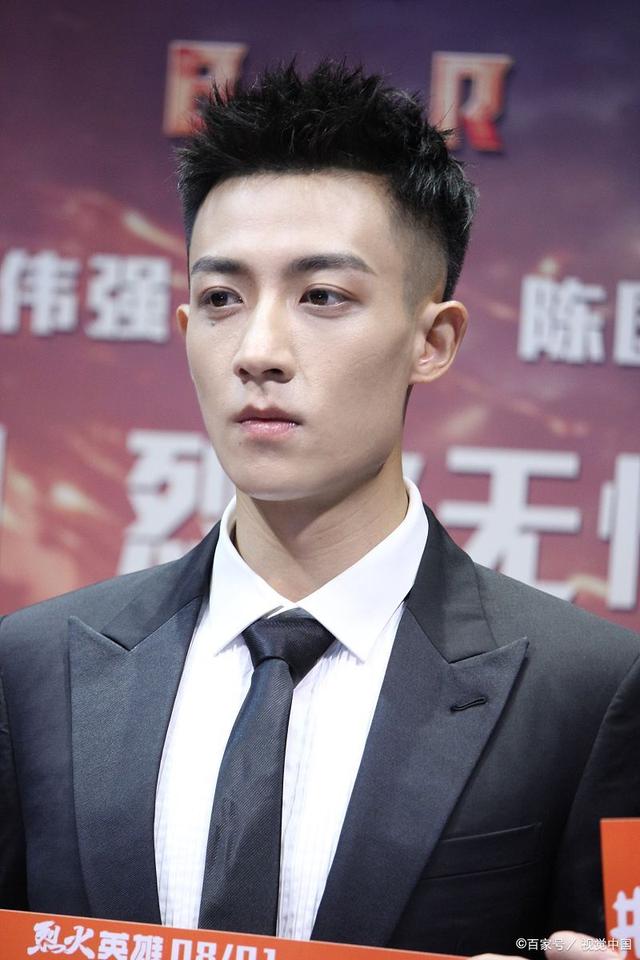 男士飞机头是一种非常受欢迎的时尚发型,它的名字源于飞行员的发型.