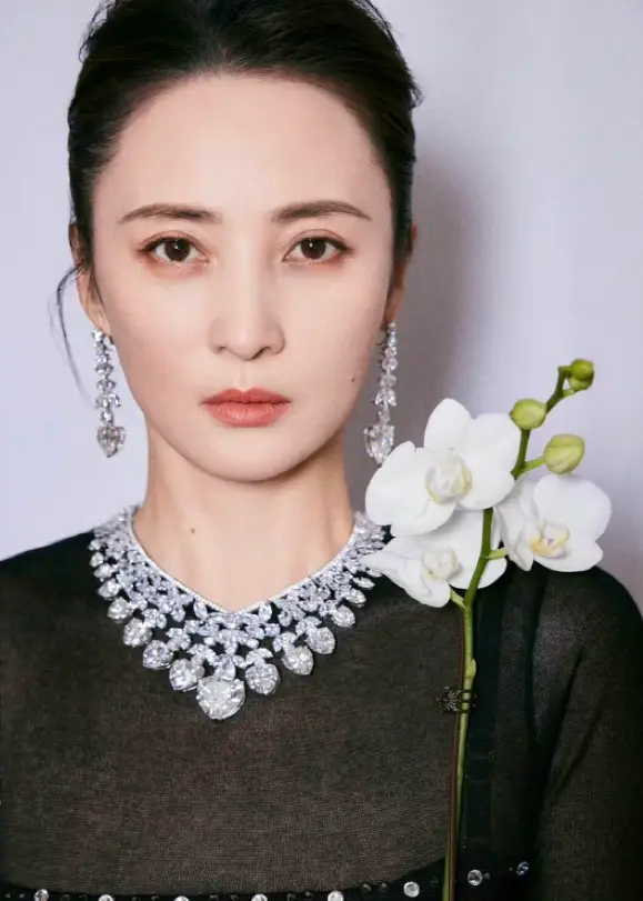 正如享有"她的一滴泪,天上一颗星"的秦岚,蒋勤勤亦是被称之为"水灵".