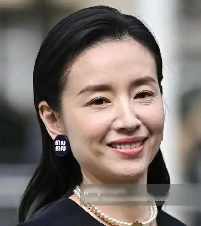 43岁董洁参加活动,生图皱纹明显,身材干瘪瘦成"纸片人"!