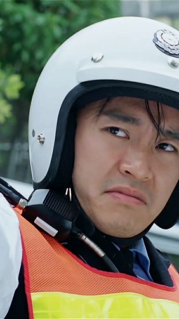 周星驰当交警被撞了,拦不住车