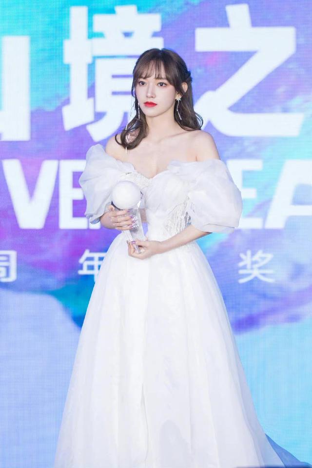 程潇穿露肩深v白纱扮花仙子,网友:身材绝顶无法呼吸