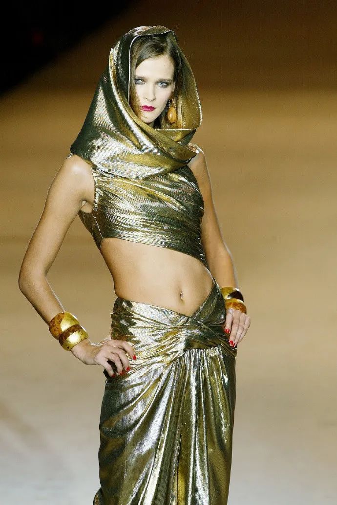 42岁维密一姐回归被嘲艳压吉娘娘中途退休当国家首富神颜于我不值一提