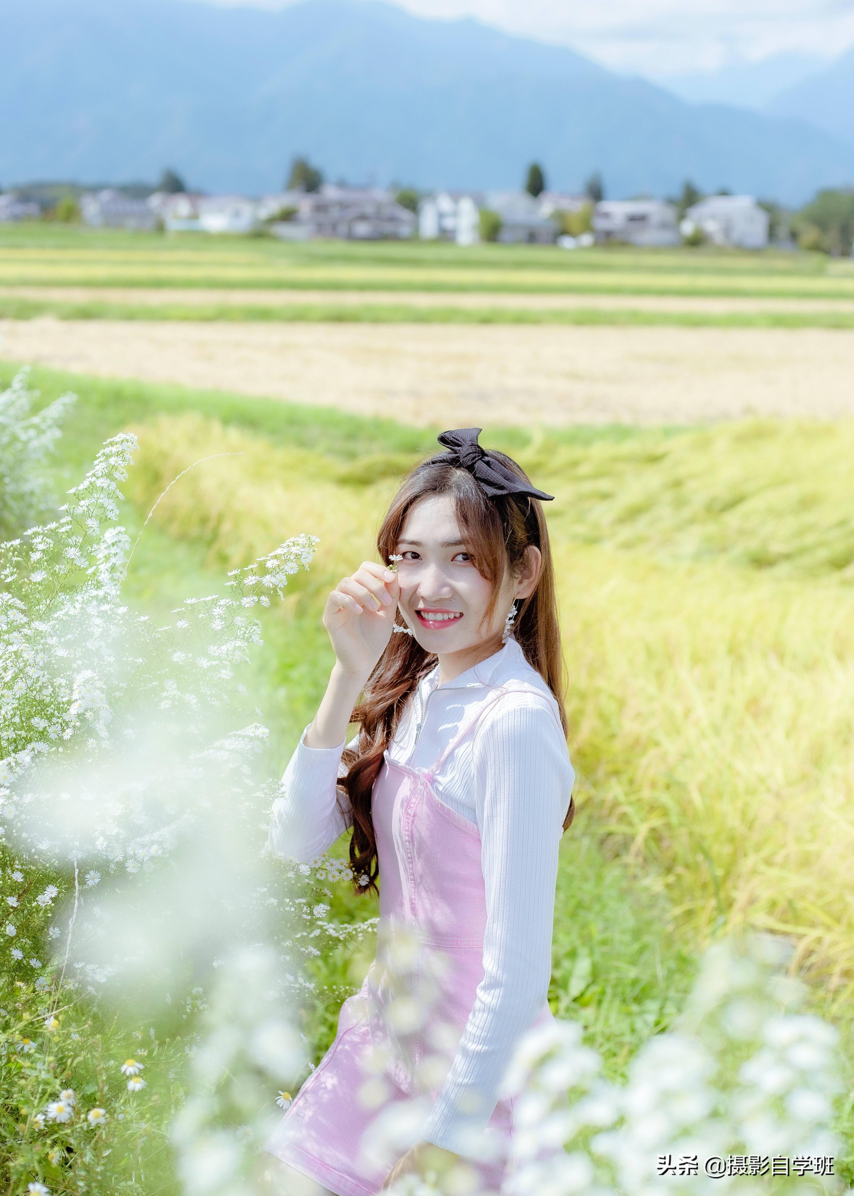 中拍摄,因为如果光太强,就会像上图一样,在人物的面部形成杂乱的影子