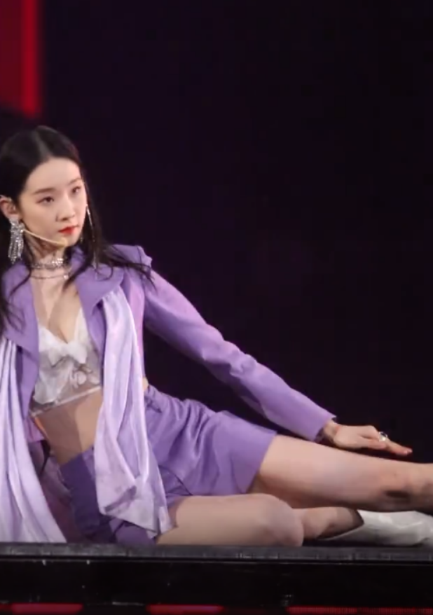 张艺凡不敢发的舞台照,谁注意她上衣穿啥,20岁就这么敢穿_腾讯新闻