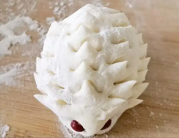 五,小鱼儿准备好一块发面团,随便揉一揉,整理成一头大一头小的面团