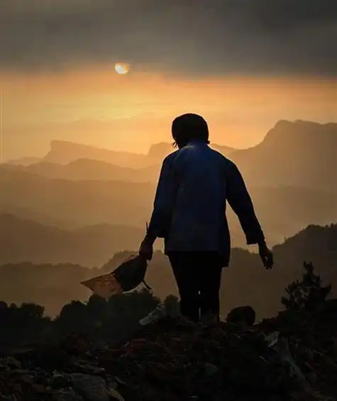 一阵轰隆声远去,屋里的老人探出头,透过窗望着儿子和孙子离去的背影.