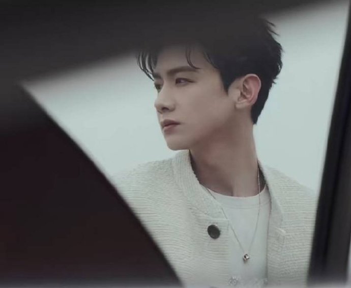 白敬亭小烟熏妆##白敬亭白色系穿搭