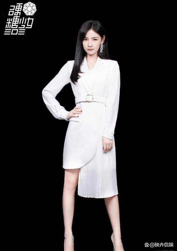 赵粤为显与众不同,在西装裙下加百褶裙摆,不料超显腿长
