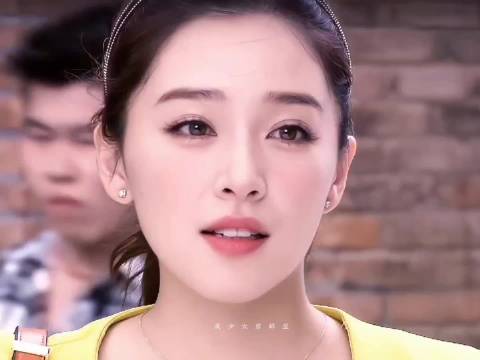 叶琳真的是千金大小姐代表,琥珀色的瞳孔真的很美,当时看璀璨人生的