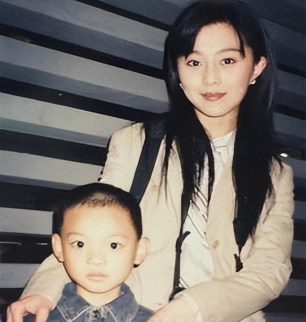 范冰冰通过《还珠格格》小有名气的时候,范丞丞还没有出生.