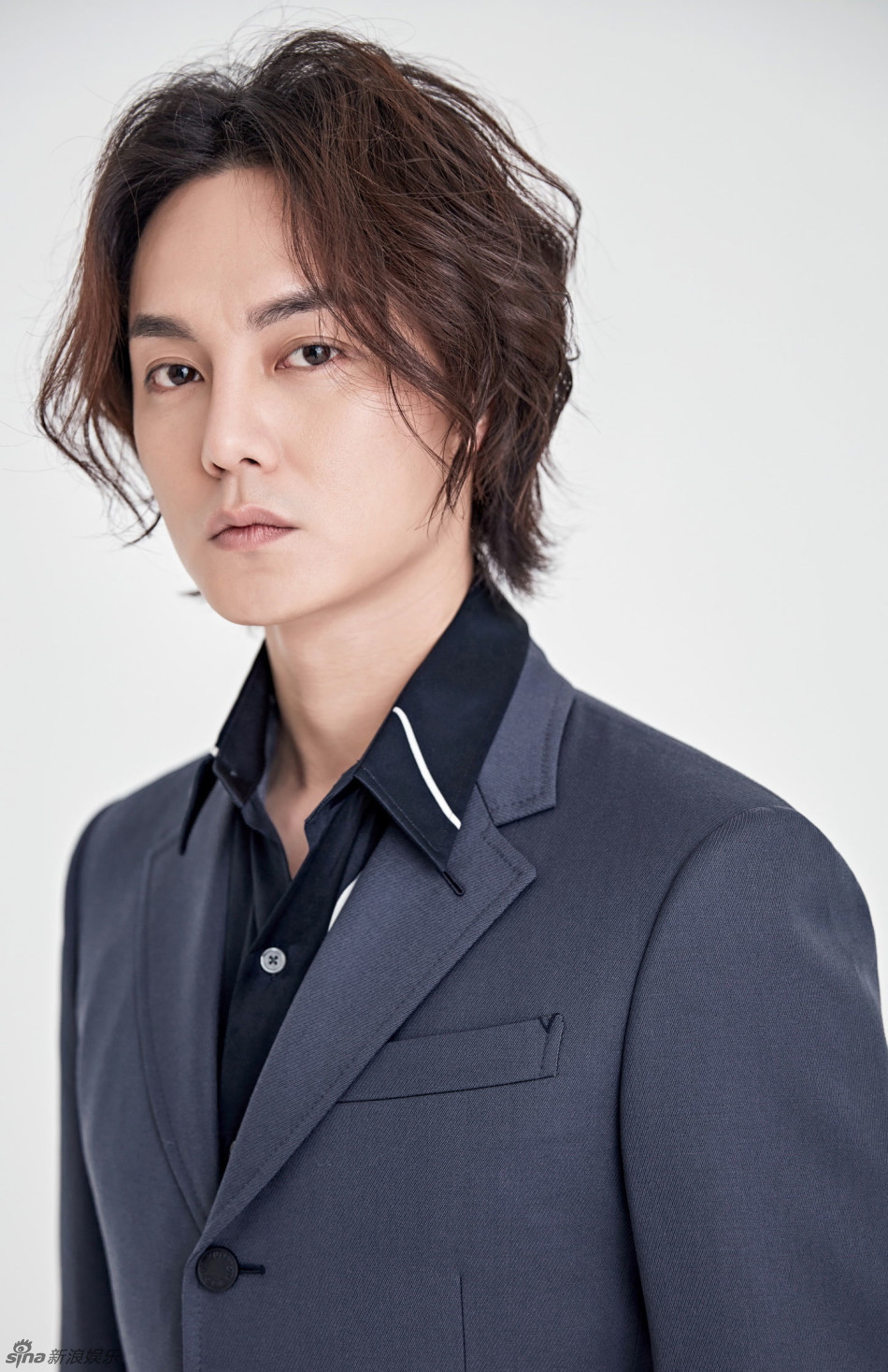 尹正西装帅气高清写真图片16