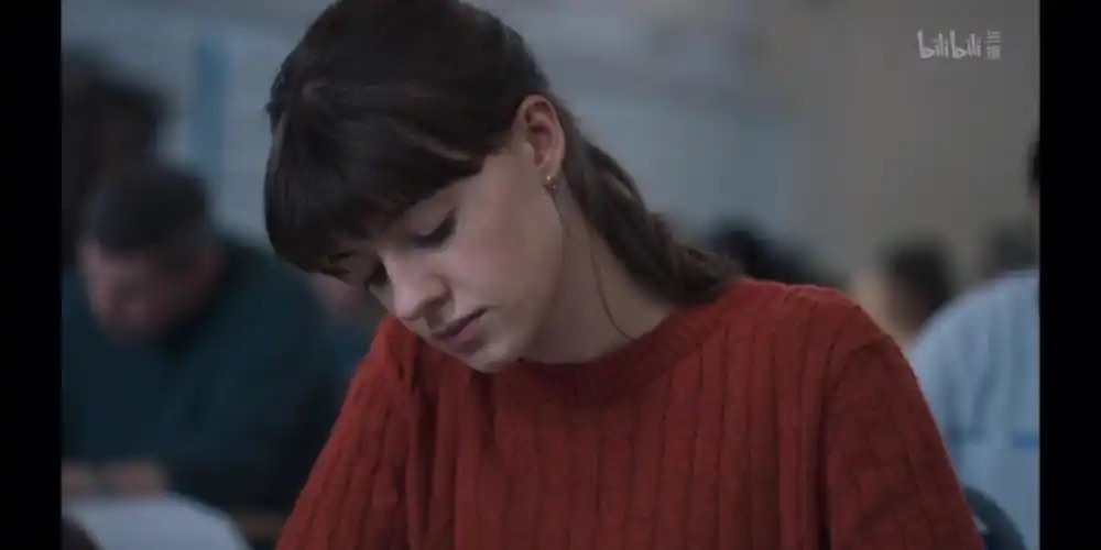 英剧正常人中耳饰和服饰搭配法则