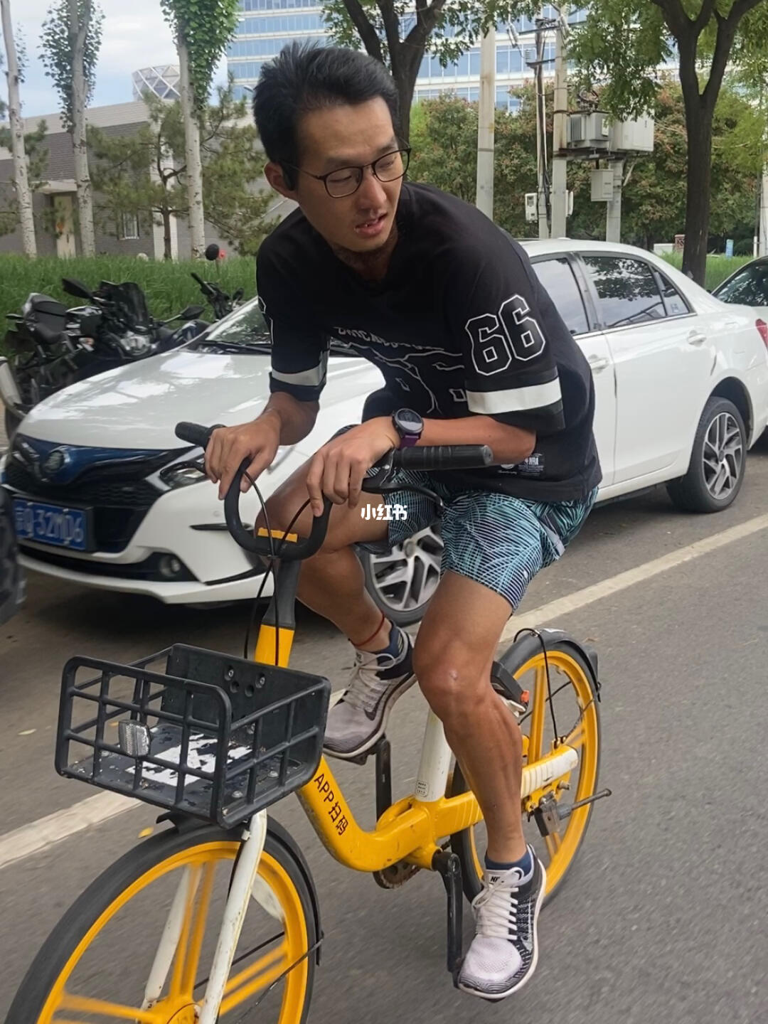 电动车上的@跑者小艺博士想要喂吃辣堡,小黄车在上