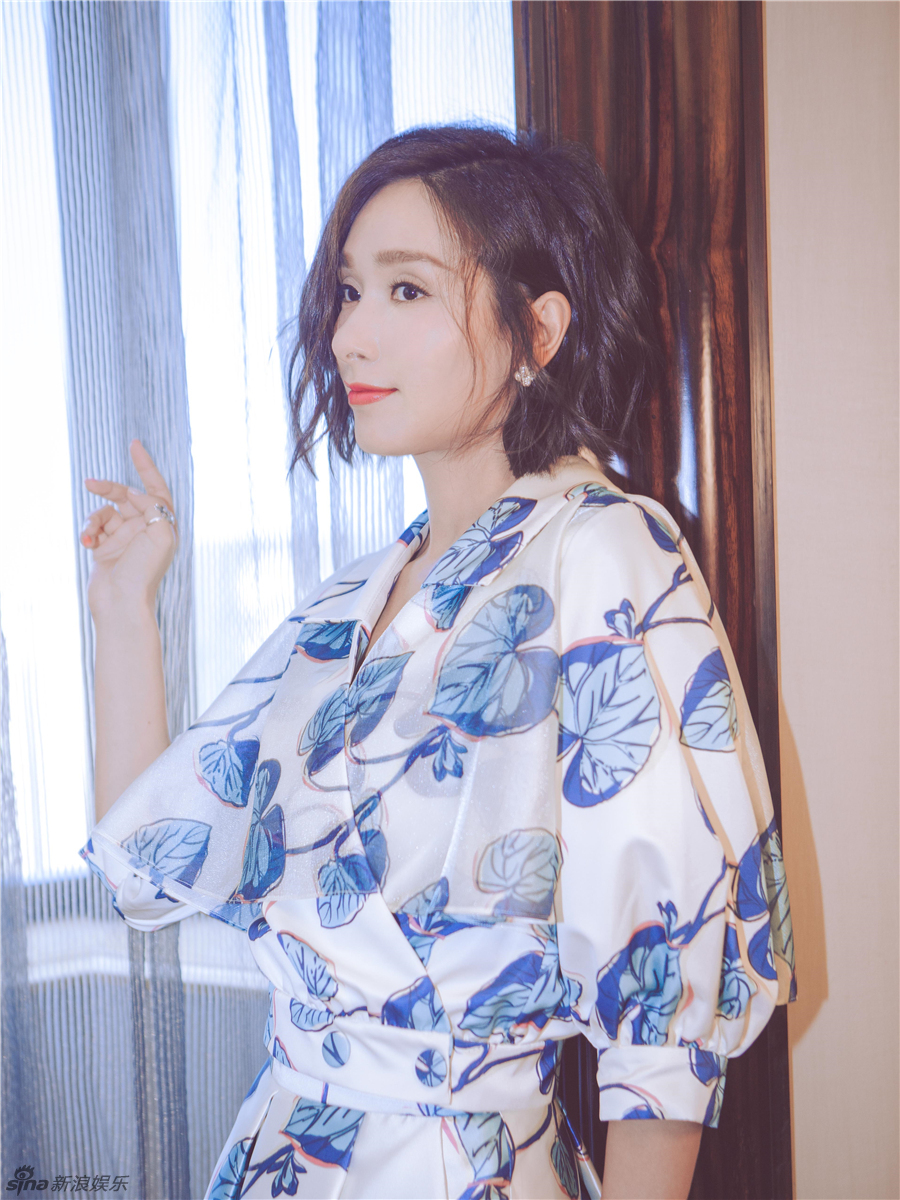 靓丽的短发,甜美的笑容,悠闲的靠在落地窗前,"冻龄女神"杨恭如完美