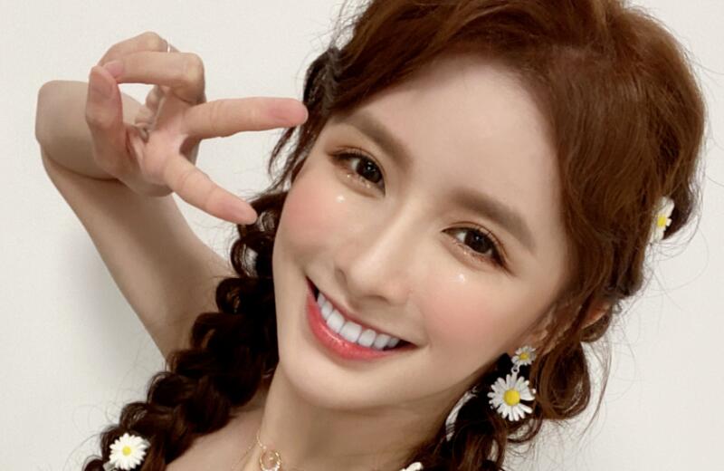 马来西亚尤物蔡卓宜,当街喝桶装奶茶,前夫背景不简单