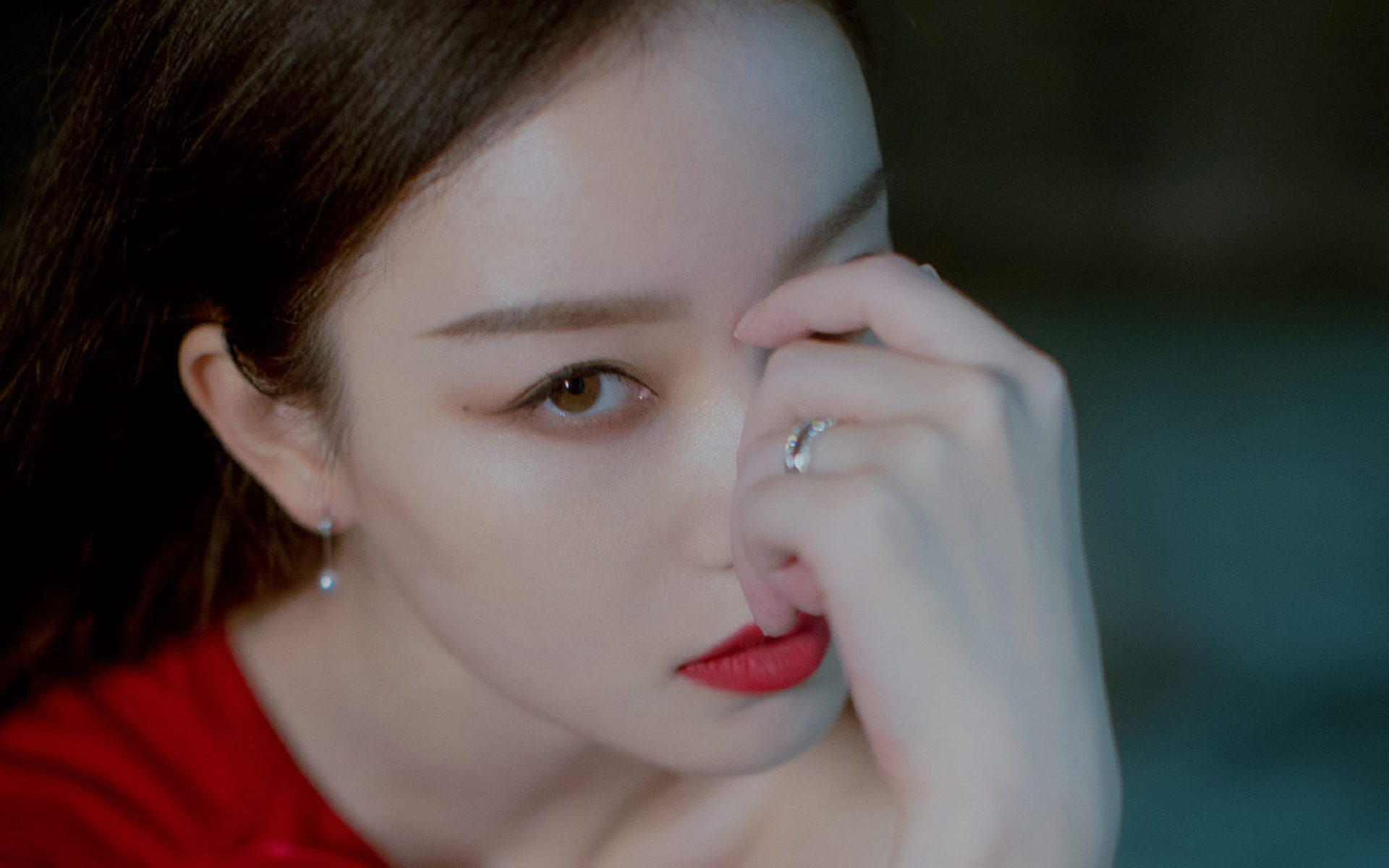 倪妮冷艳迷人写真桌面壁纸