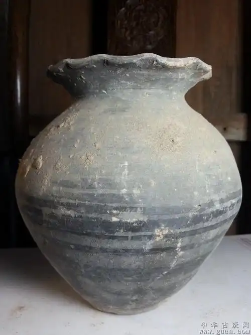 汉代时期卷边陶罐子一个