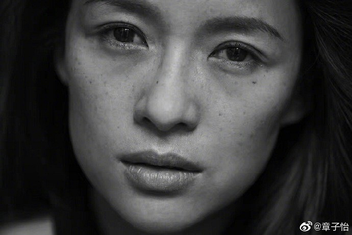 章子怡发文怀念摄影师林德伯格,晒黑白妊娠斑素颜