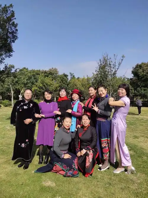 七巧旗袍秀姐妹们博物馆的合影