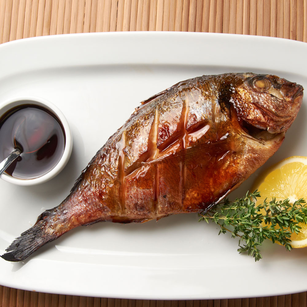 烤鱼与柠檬图片